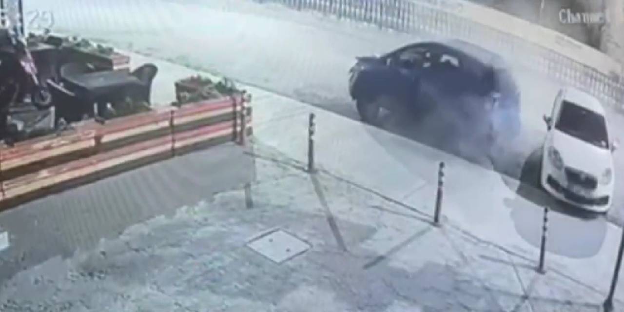 Park Halindeki Otomobile Çarpıp Kaçtı: O Anlar Güvenlik Kamerasına Yansıdı