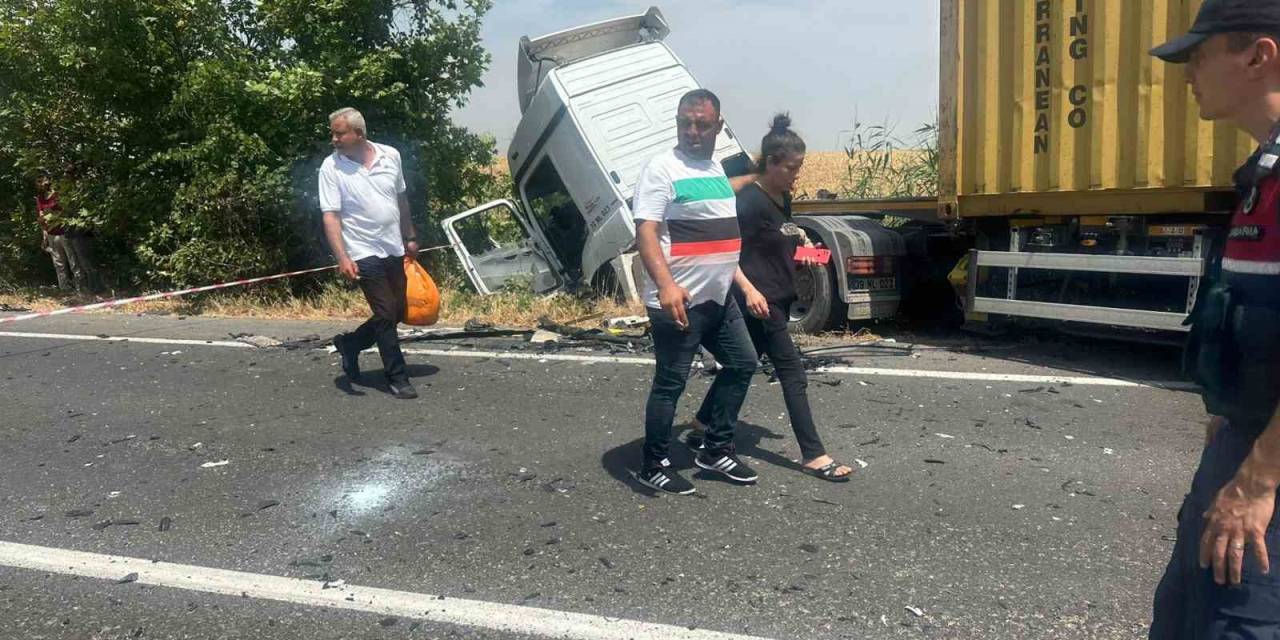 Tekirdağ’da Tıra Çarpan Otomobil Sürücüsü Hayatını Kaybetti