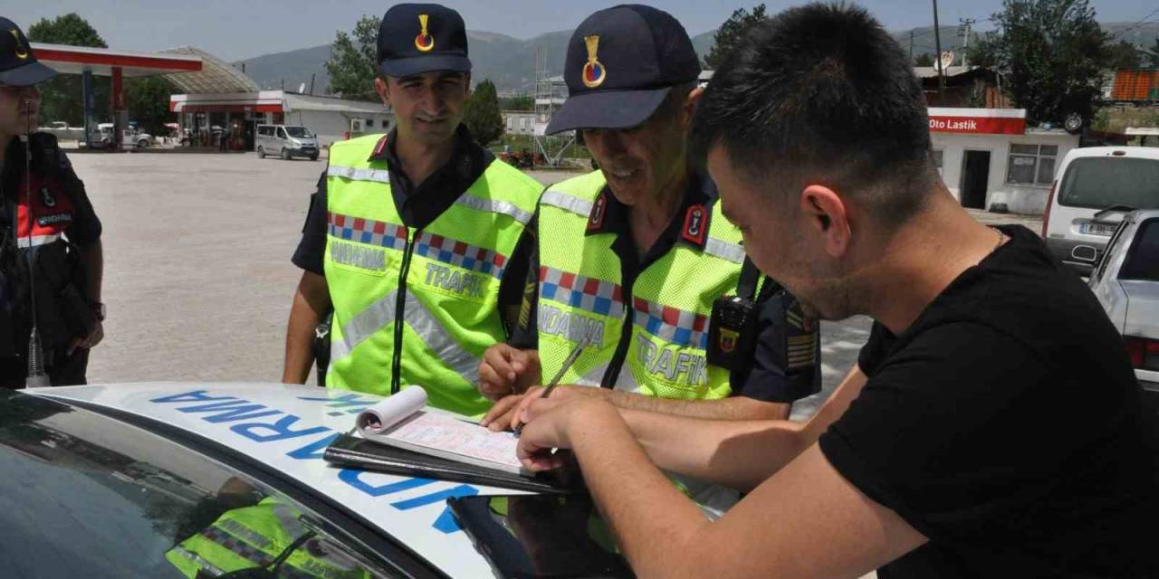 Sivil Jandarma Yolcu Olarak Bindiği Minibüste Şoförü Affetmedi