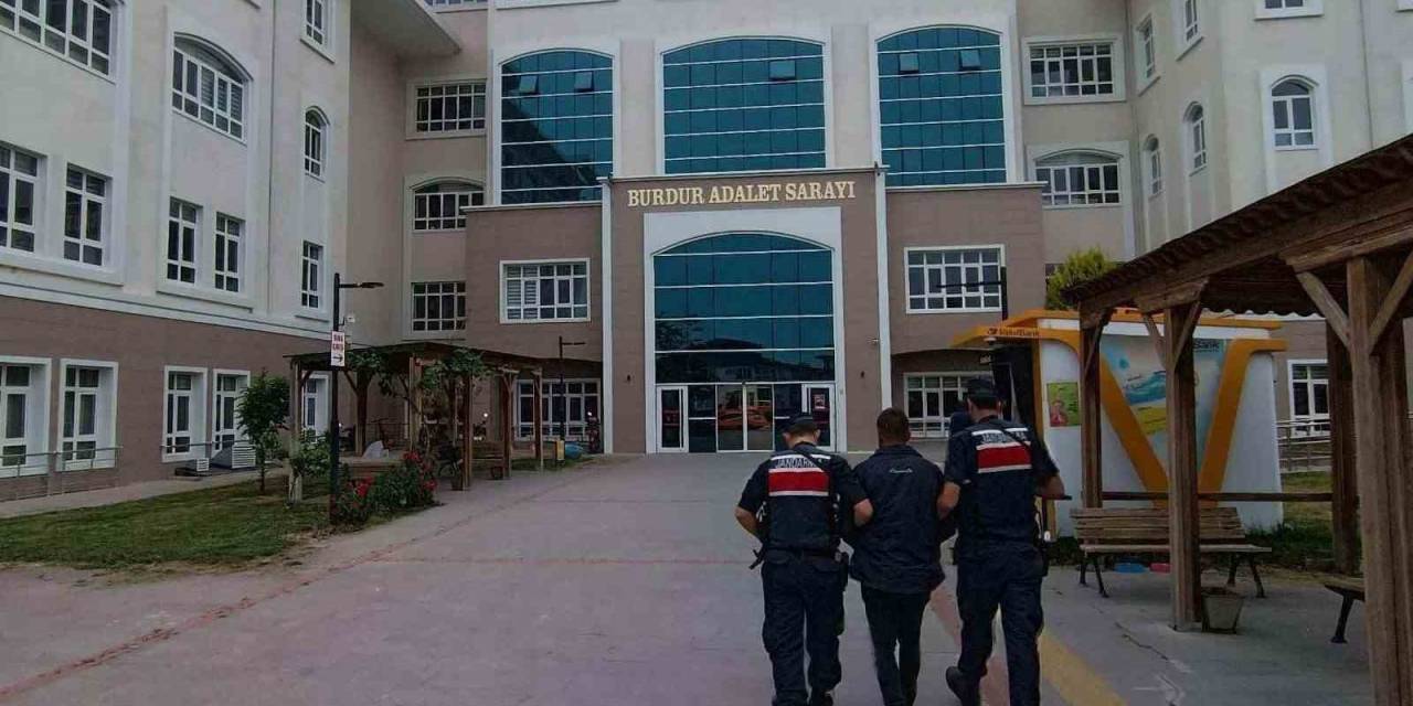 Burdur’da Jandarma Ekiplerinin Asayiş Çalışmalarında 5 Firari Yakalanarak Cezaevine Gönderildi