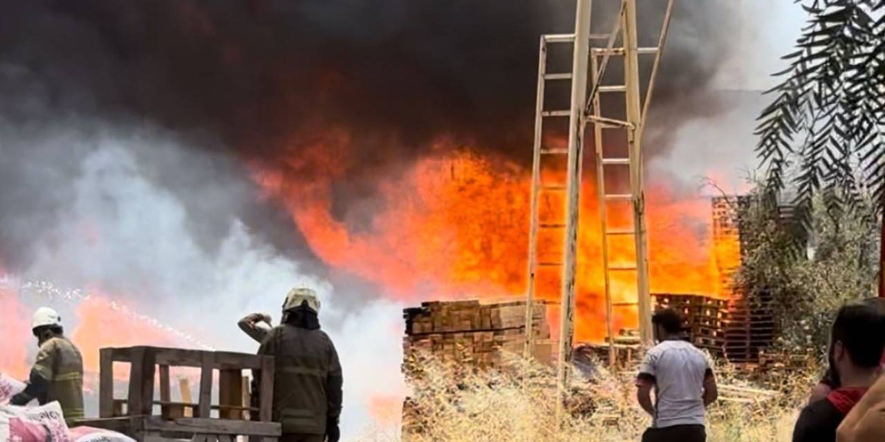 İzmir’de Palet Depolarında Yangın: 3 İş Yeri Yandı