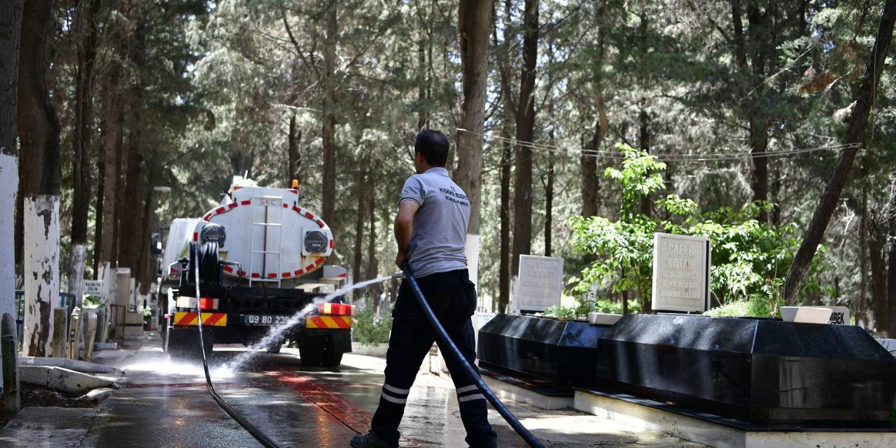 Kuşadası’nda Mezarlıklar Bayram Ziyaretine Hazır