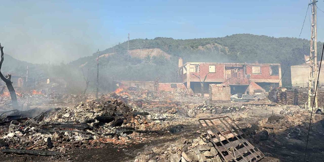 Alevlere Teslim Olan Köyde Müdahale Sürüyor: 12 Ev Küle Döndü