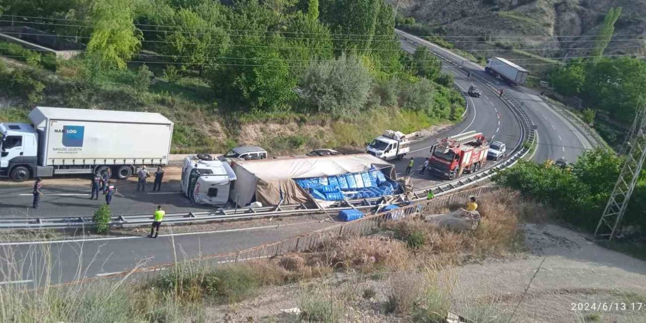 Virajı Alamayan Tır Devrildi, Sürücü Ağır Yaralandı