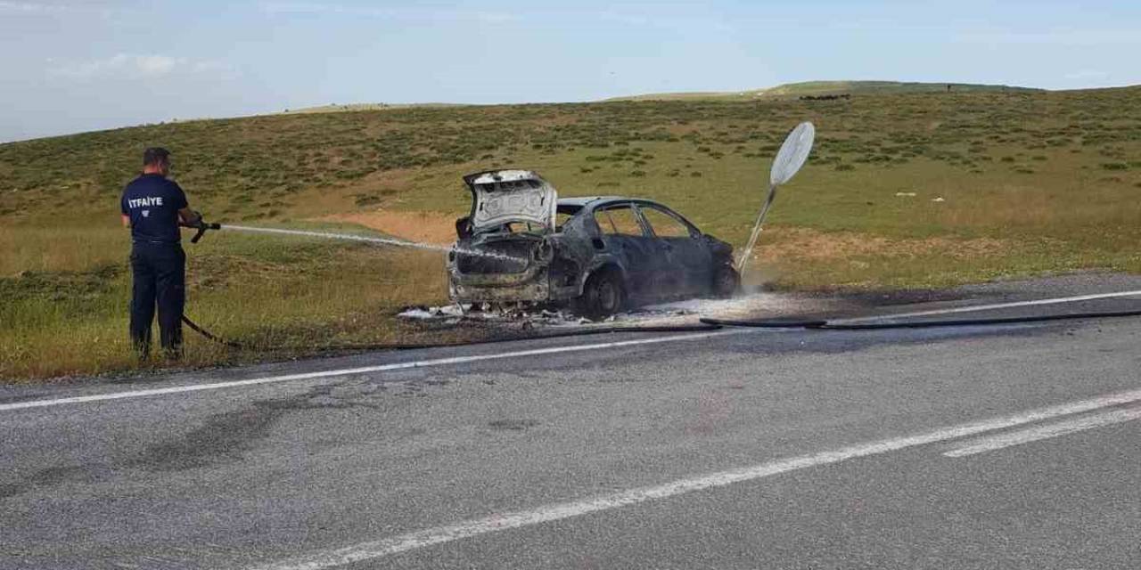 Muş’ta Seyir Halindeki Araç Yanarak Kullanılamaz Hale Geldi