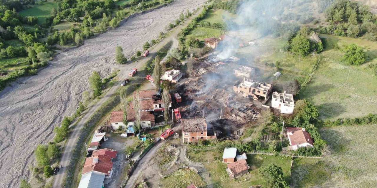 12 Evin Yandığı Köy Havadan Görüntülendi