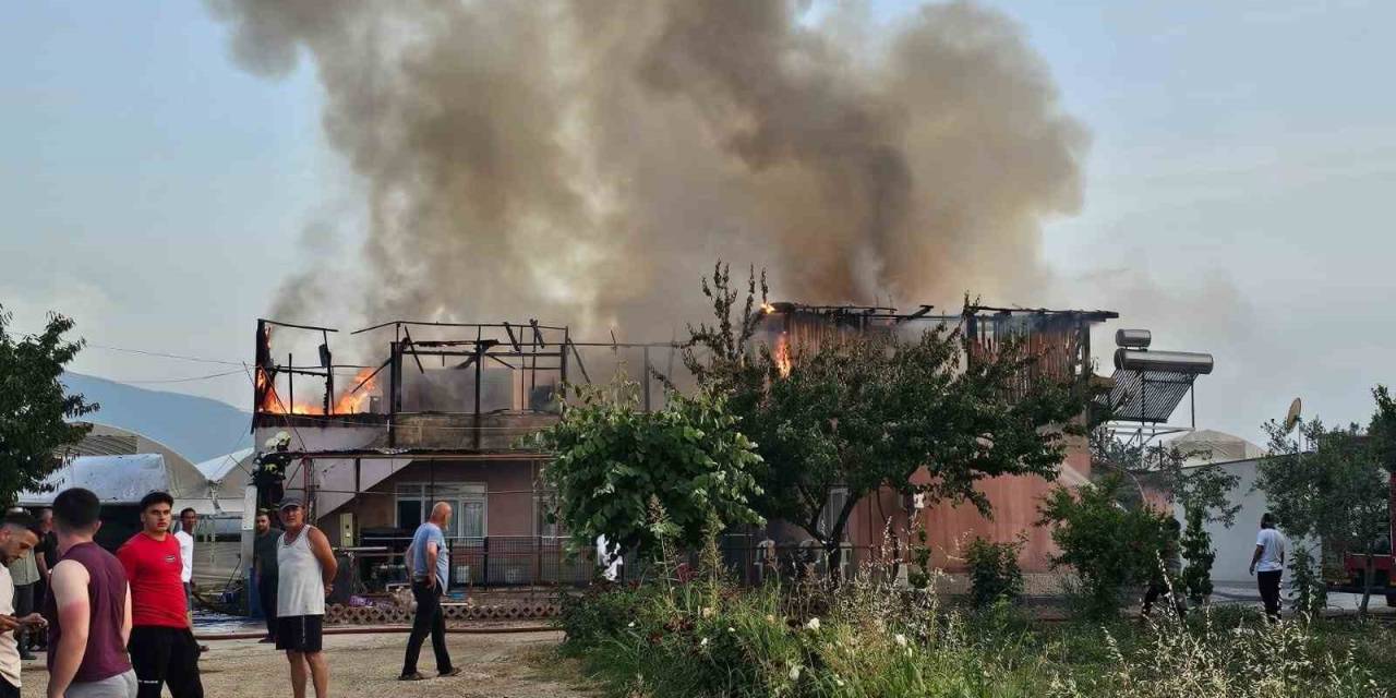 İşçilerin Kaldığı Ev Yangında Küle Döndü