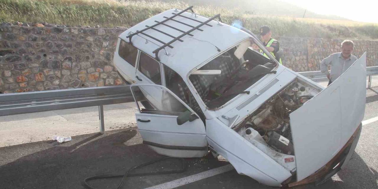 Bariyerlere Çarpan Otomobil Asılı Kaldı: 3 Yaralı