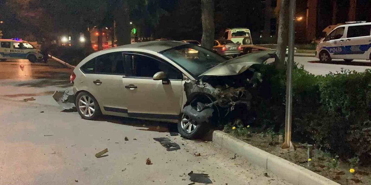 Otomobil Park Halindeki Araçlara Ve Refüjdeki Ağaca Çarptı: 2 Yaralı