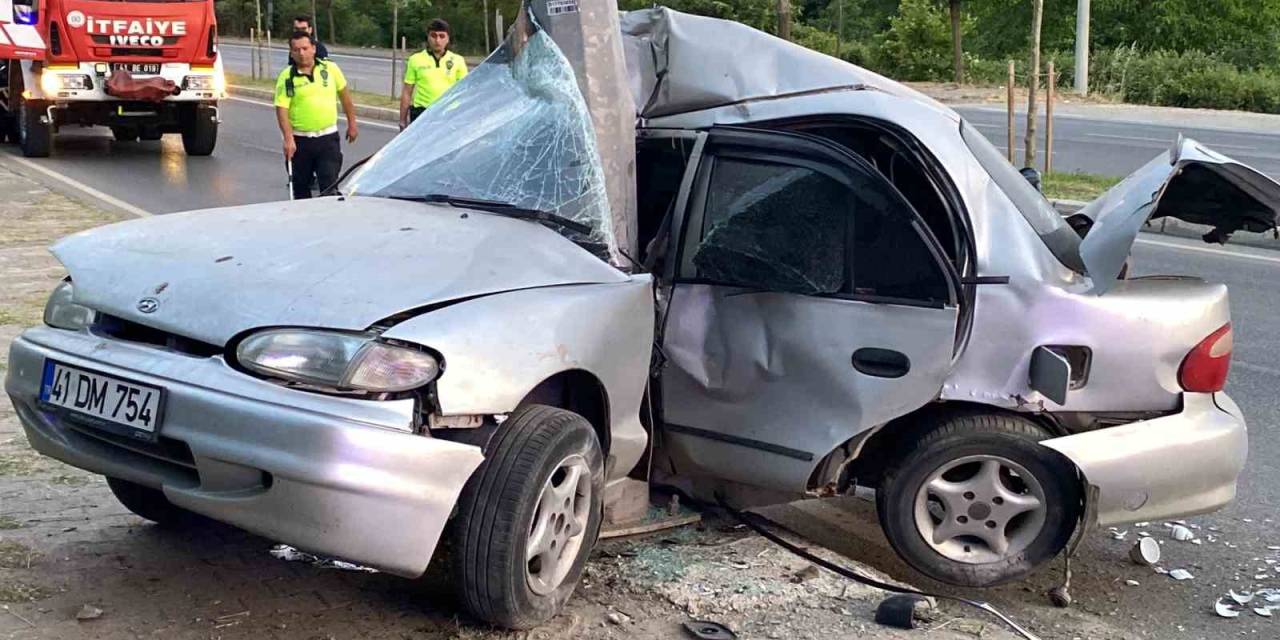 Aydınlatma Direğine Çarpan Otomobil Ortadan Yamuldu: 1 Ölü, 1 Yaralı