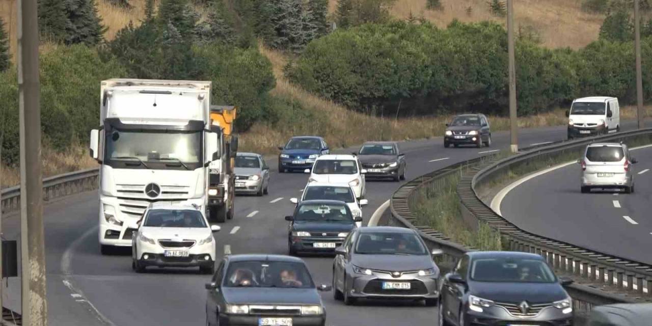 Otoyolda Bayram Tatili Dolayısıyla Akıcı Yoğunluk Sürüyor