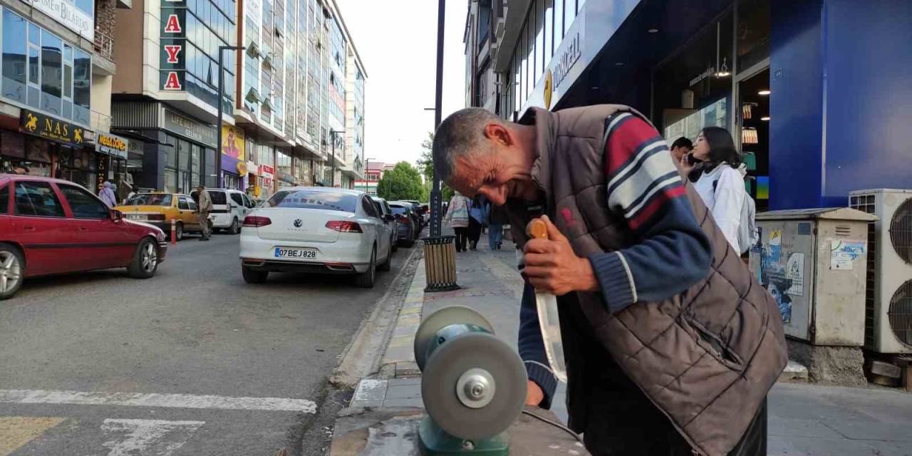 Kurban Bayramı Öncesi Bıçak Bileyicilerinin Yoğun Mesaisi