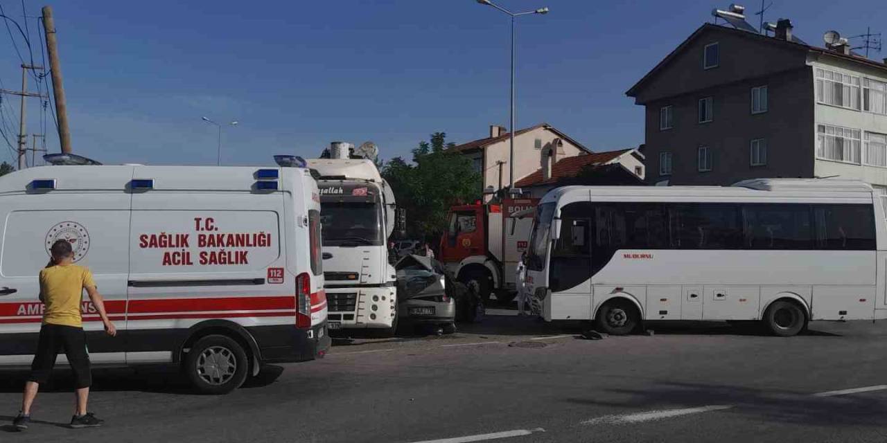 Midibüs Ve Kamyonun Arasında Otomobil Kağıt Gibi Ezildi: 1 Yaralı