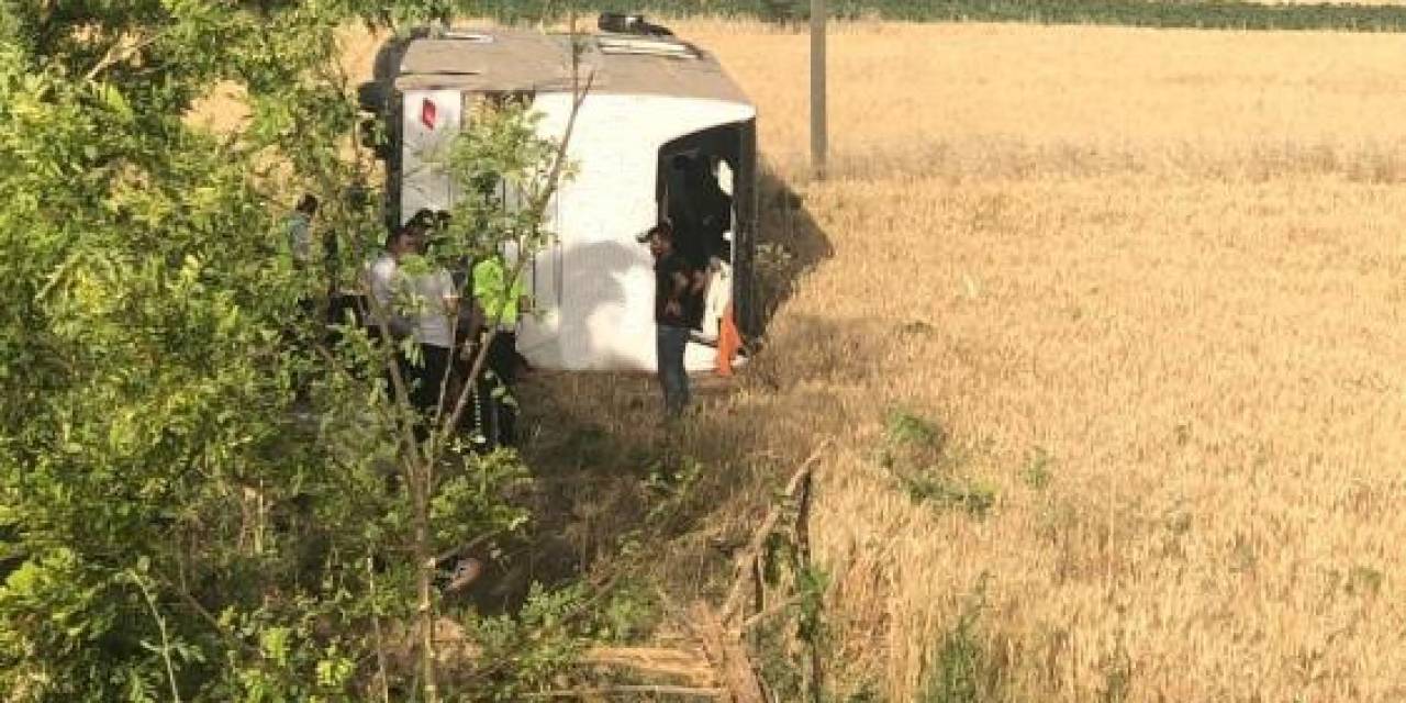 Kontrolden Çıkan Otobüs Tarlaya Uçtu: 1’i Ağır 27 Yaralı