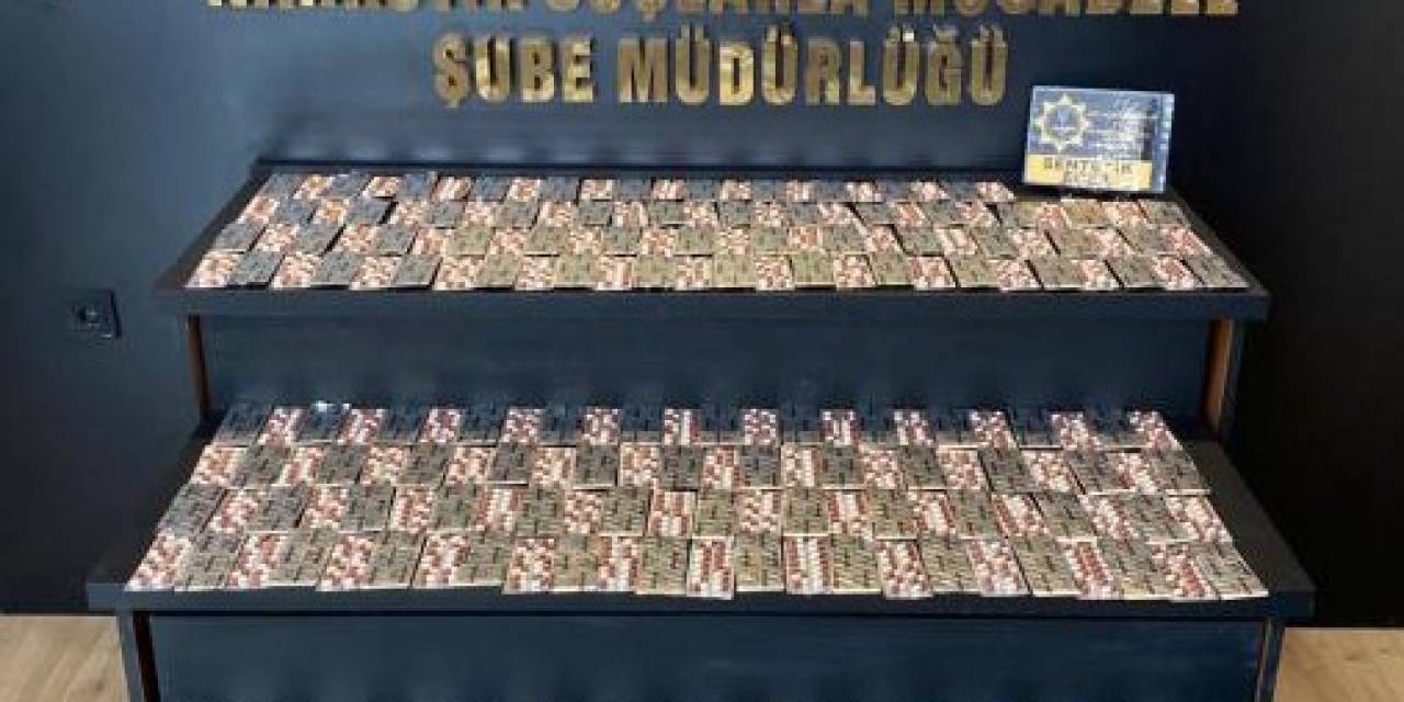 Polis Döşemenin Altında Zehir Tacirinin Hapları Zulaladığı Depoya Ulaştı