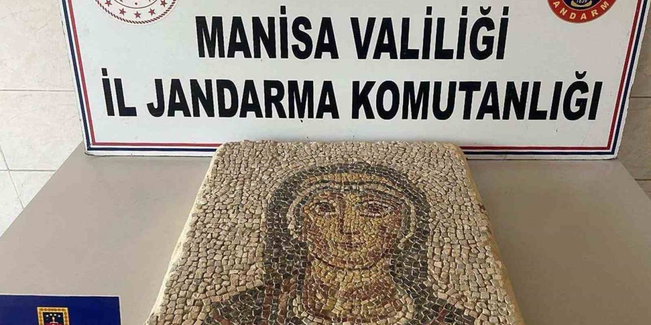 Manisa’da Geç Roma Dönemi’ne Ait Mozaik Ele Geçirilerek Müzeye Teslim Edildi