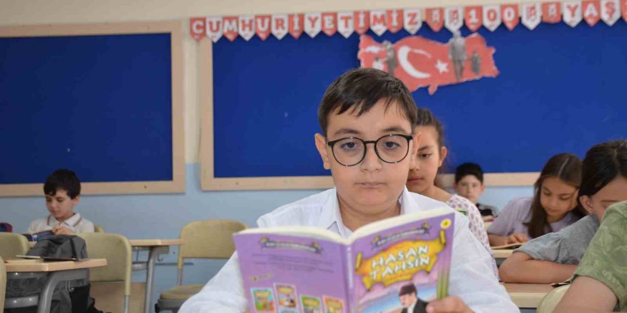 Minik Ahmet 4 Yılda 5 Bin 10 Kitap Okudu