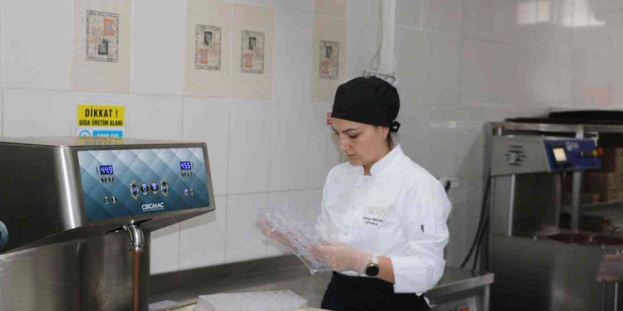 Lise Öğrencilerinin Yoğun Çikolata Mesaisi