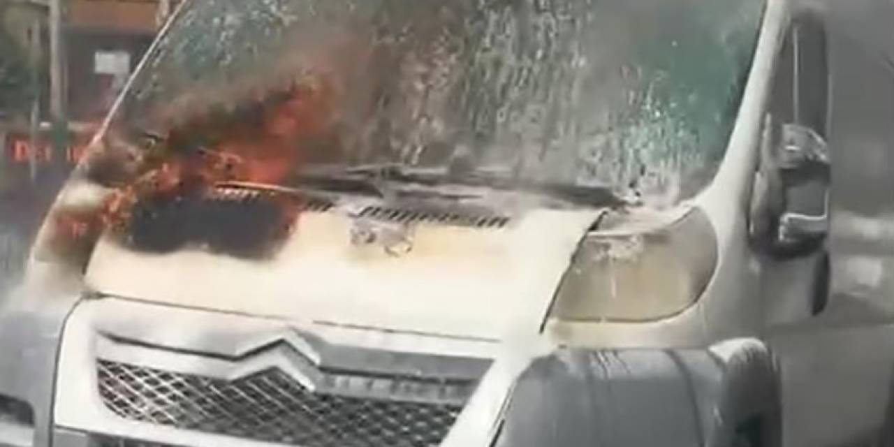 Kağıthane’de Bir Minibüs Alevlere Teslim Oldu