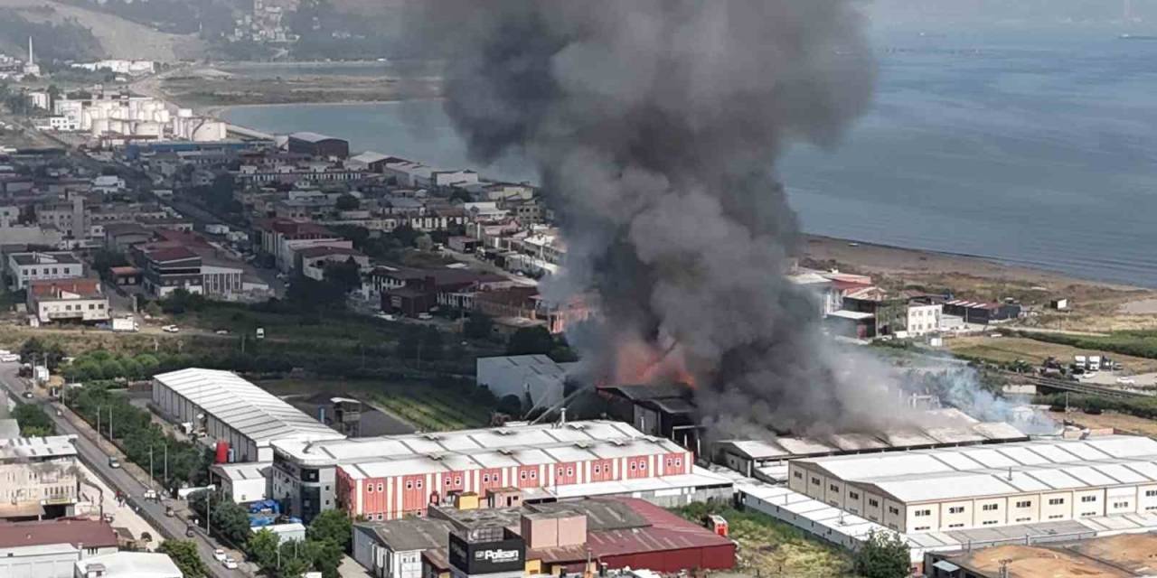 Samsun’daki Bebek Bezi Fabrikasında Yangın Söndürme Çalışmaları Devam Ediyor
