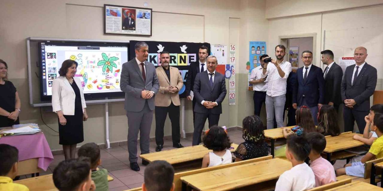 Öğrencilerine Son Kez Karne Dağıttılar