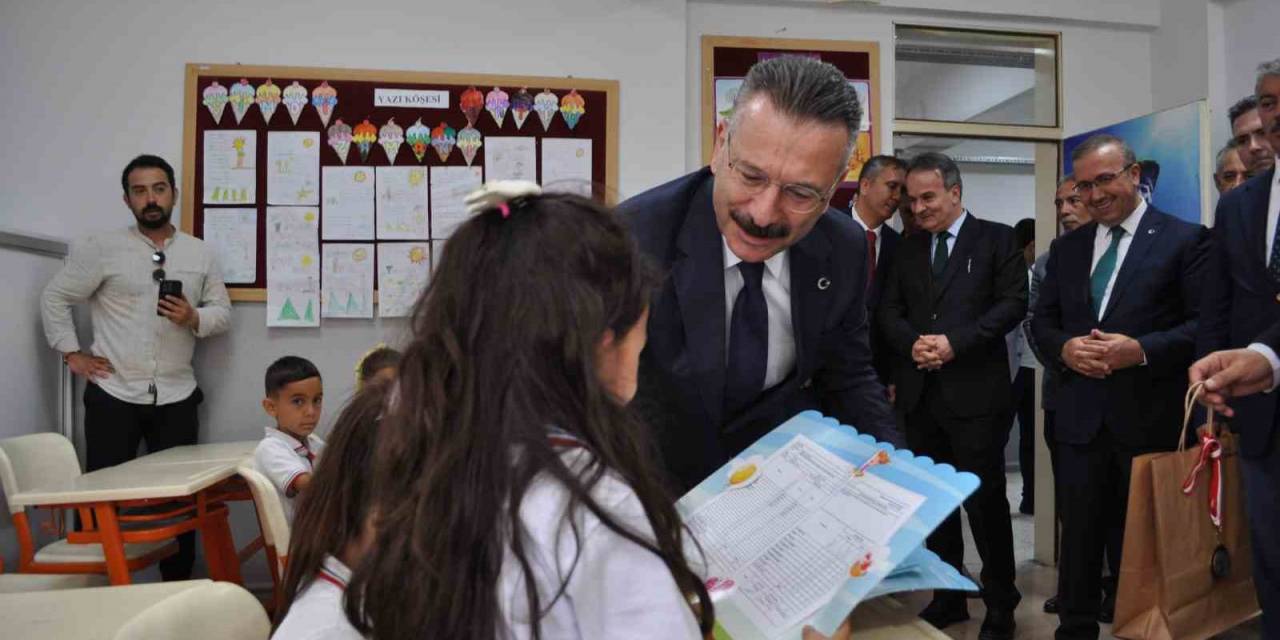 İlkokulu Öğrencileri Karnelerini Vali Aksoy’un Elinden Aldı