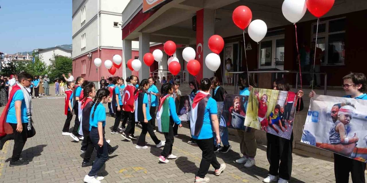 Karnelerini Alan Öğrenciler, Filistin’de Ölen Çocuklar İçin Gökyüzüne Balon Bıraktı