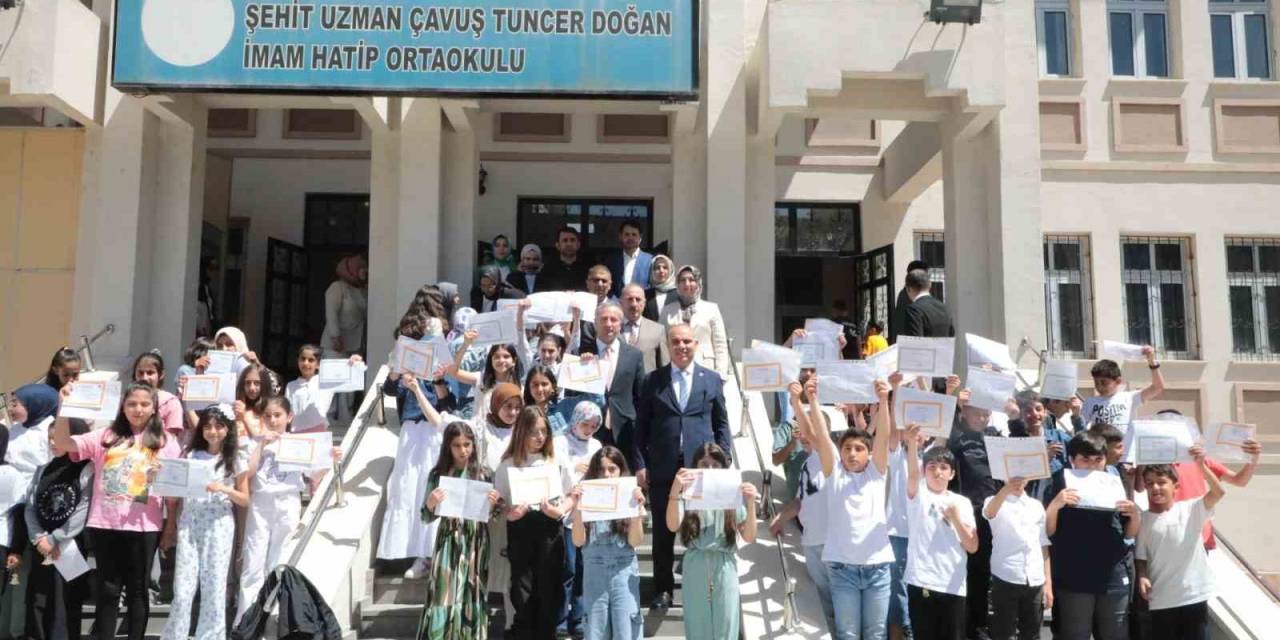 Ağrı’da Öğrenciler Karnelerini Vali Koç’tan Aldı