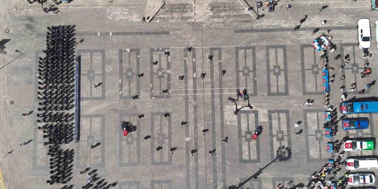 Komandolardan Gururlandıran Gösteri: "Ay Yıldız" Figürü Oluşturuldu