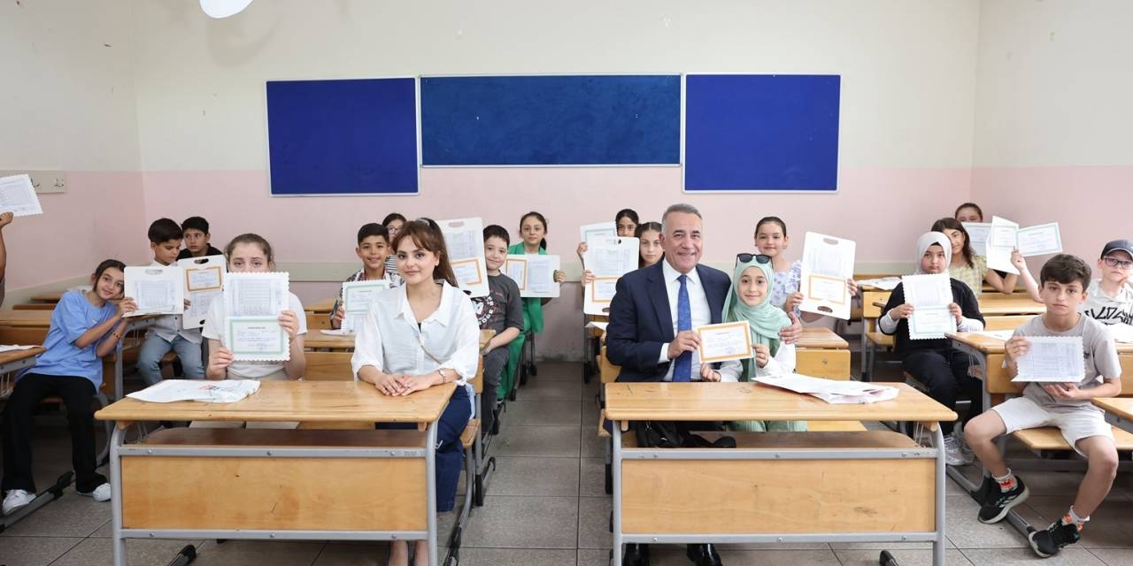 Sultangazi Belediye Başkanı Dursun, Miniklerin Karne Heyecanına Ortak Oldu