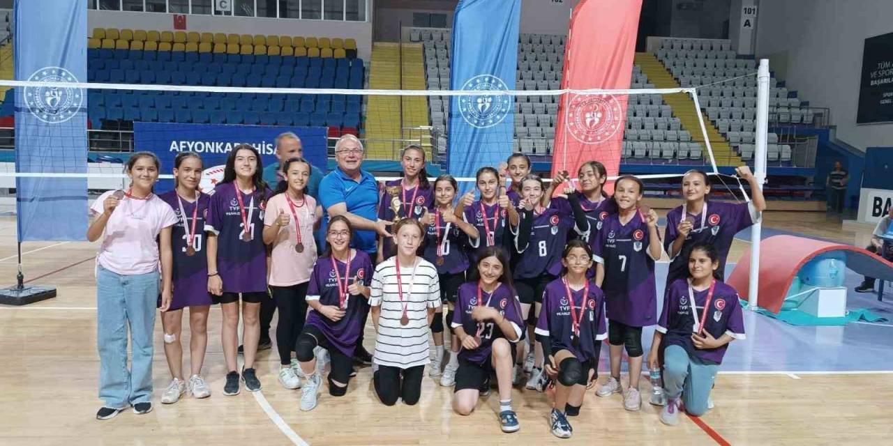 Mini Kızlar Voleybol Kulüp Müsabakaları Sona Erdi