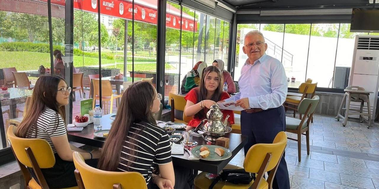 Başkan Büyükkılıç, Karne Alan Öğrencilerle Buluştu