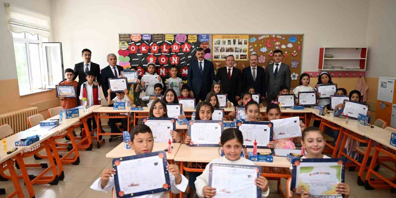 Vali Çiftçi Öğrencilere Karne Dağıttı, Velilere Mesaj Verdi