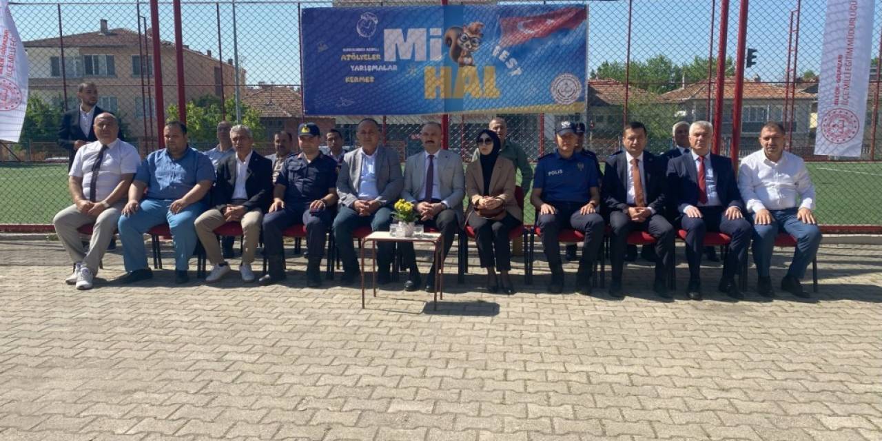 Öğrencilerin Yapmış Oldukları Yarışmada Dereceye Girenlere Hediye Çeki Verildi