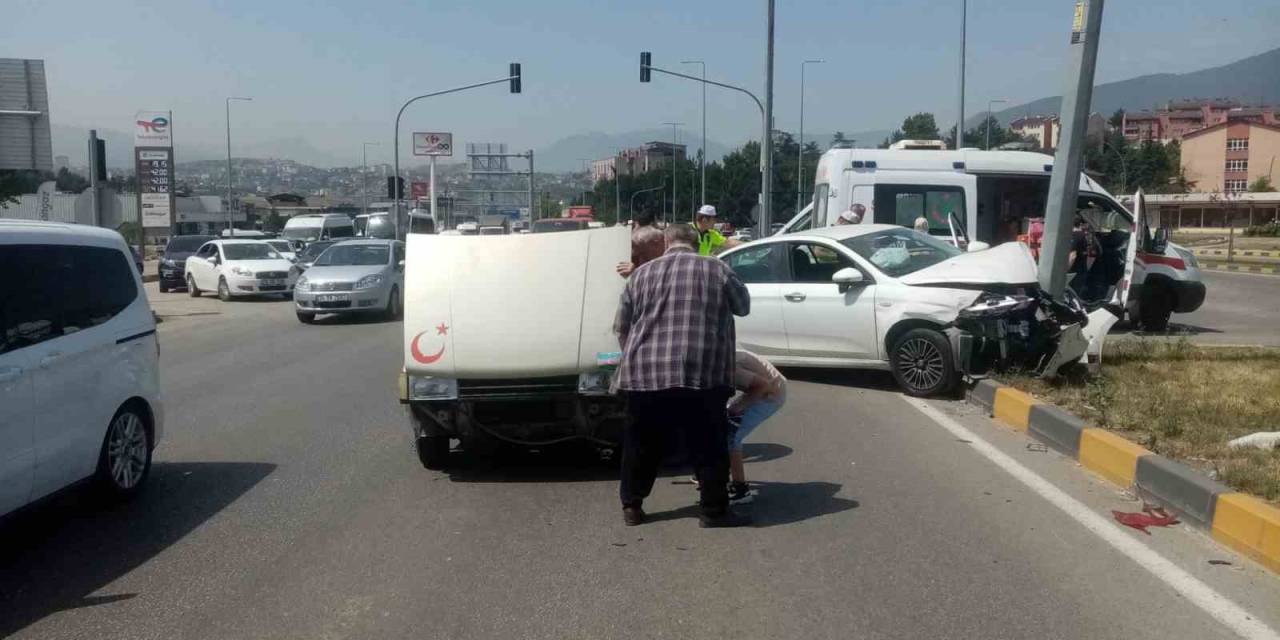 İki Otomobilin Çarpıştığı Kazada 4 Kişi Yaralandı