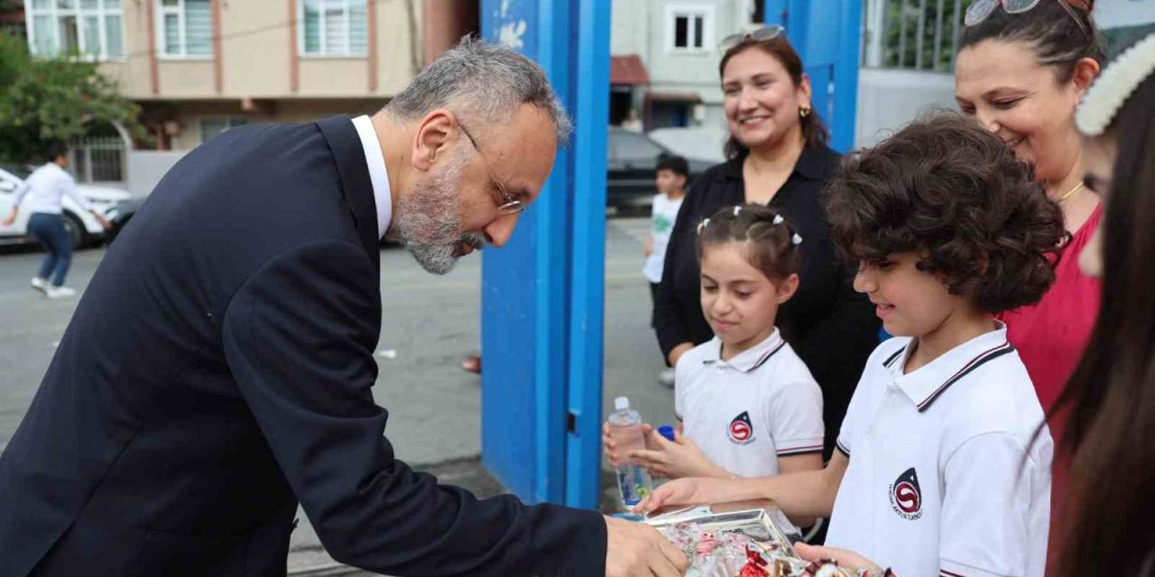 Eyüpsultan Belediye Başkanı Özmen, Öğrencilerin Karne Heyecanına Ortak Oldu