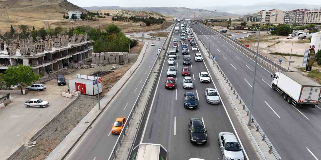 Tatilciler Yollara Akın Etti: 43 İlin Geçiş Güzergahında Trafik Yoğunluğu