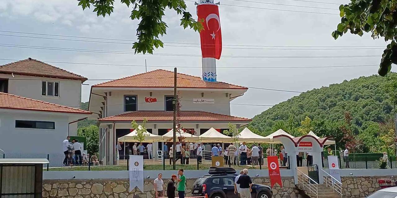 Depremin Merkez Üssünde Yıkılan Cami, 20 Ay Sonra Yeniden İbadete Açıldı