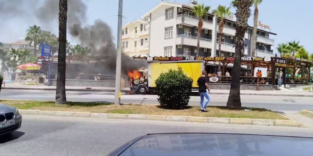 Seyir Halindeyken Alev Alan Kamyonet Küle Döndü