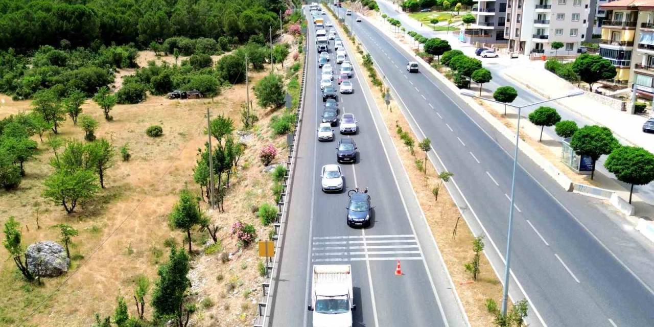 Muğla’ya Tatilci Akını Kilometrelerce Uzun Kuyruk Oluştu
