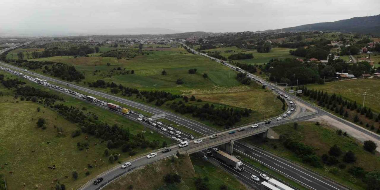 Tatilcilerin Trafik Çilesi: Uzun Araç Kuyrukları Oluştu