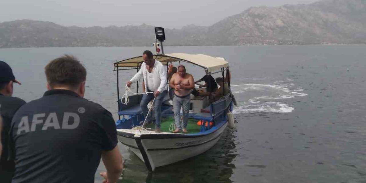 Afad Ekipleri Zamanla Yarıştı: Sert İniş Yapan Uçaktaki Mürettebat Balıkçı Teknesiyle Karaya Çıkarıldı