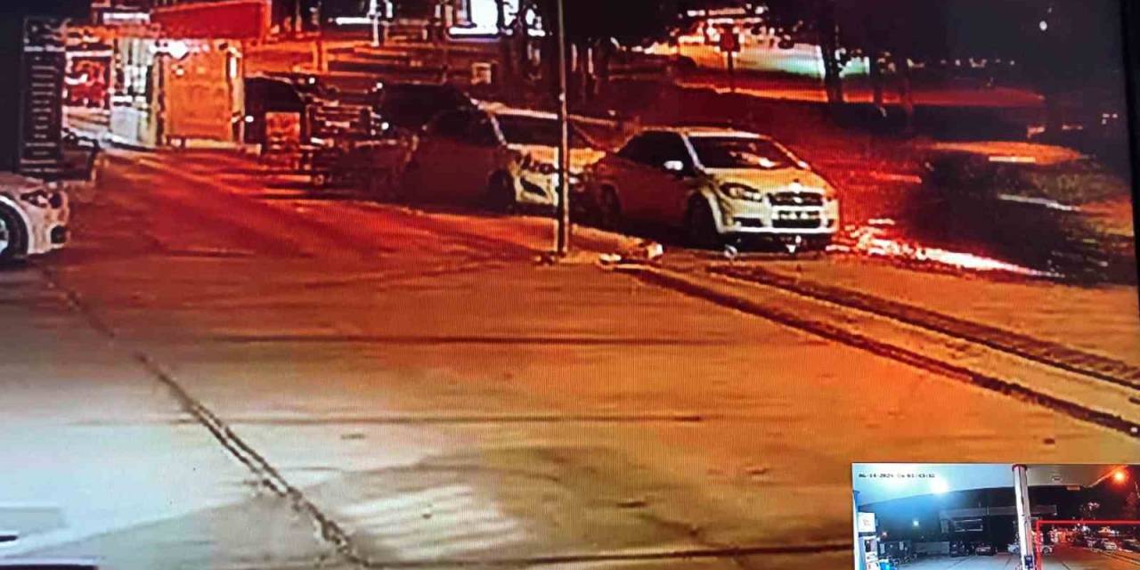 Burdur’da Otomobilin Park Halindeki Araçlara Ve Refüjdeki Ağaca Çarptığı Anların Görüntüsü Ortaya Çıktı