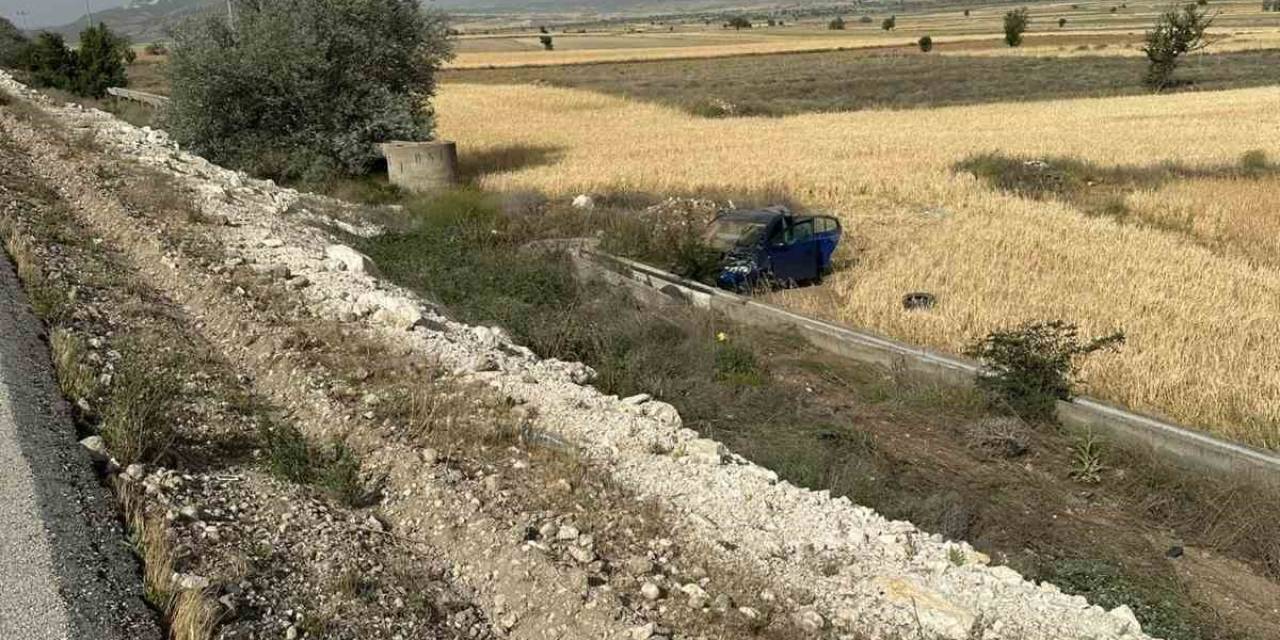 Burdur-fethiye Karayolunda Kontrolden Çıkan Otomobil Şarampole Devrildi: 4 Yaralı