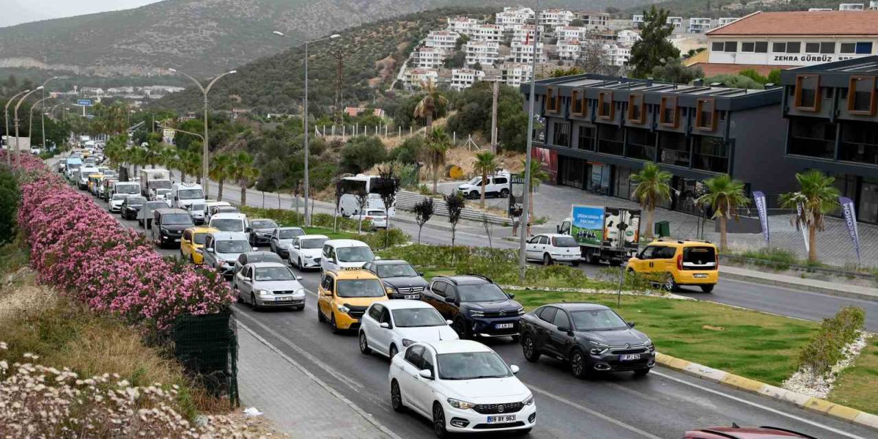 Kuşadası’na Tatilci Akını Başladı