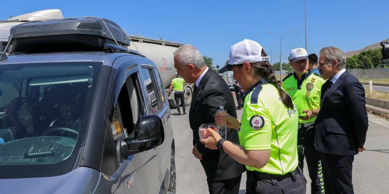 Muş Valisi Çakır, Trafik Uygulama Noktalarında Görev Yapan Ekipleri Ziyaret Etti