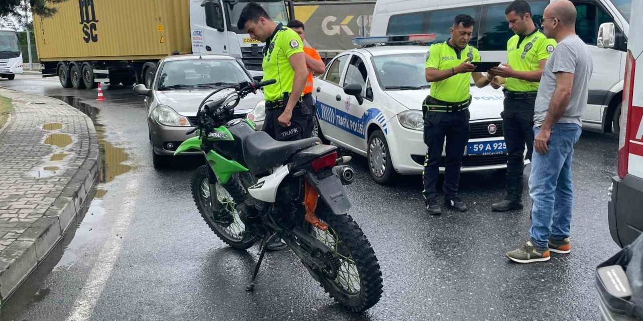 Kapaklı’da Otomobil İle Çarpışan Motosikletteki 2 Kişi Yaralandı