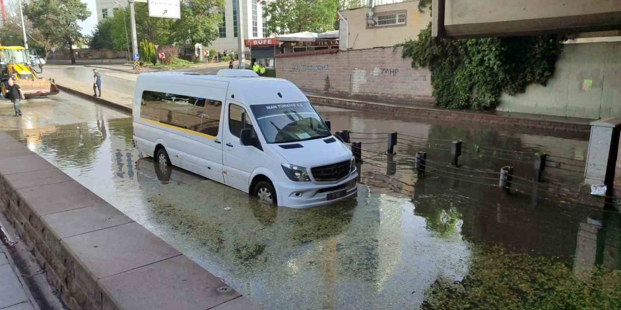 Ankara’da Sağanak Yağış Su Taşkınlarına Neden Oldu, Araçlar Mahsur Kaldı