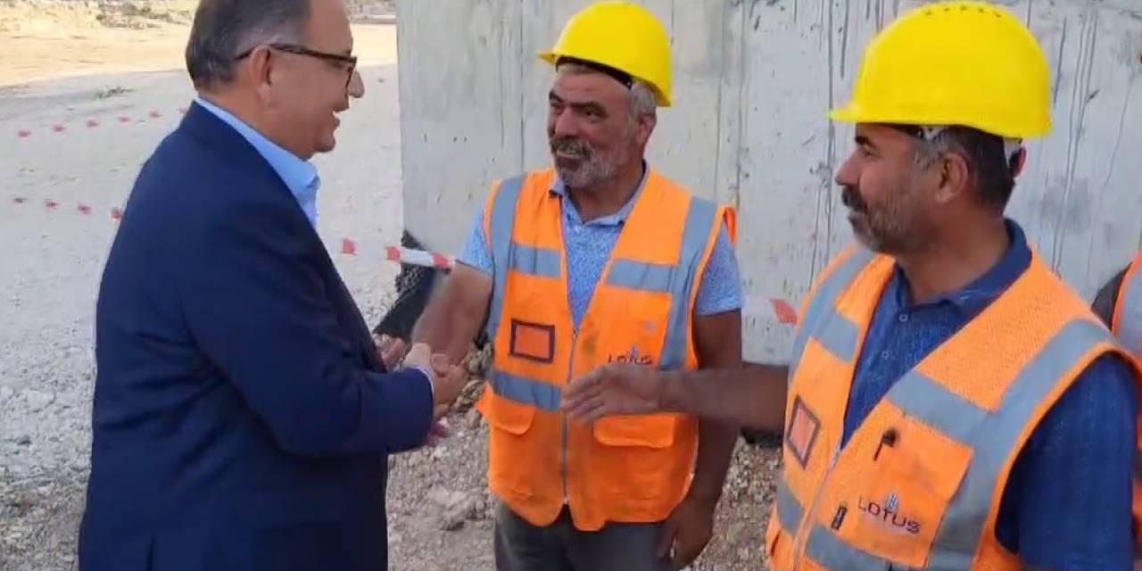 Bakan Özhaseki, "Elimiz Kirli Ama" Diyen İşçinin Ellerini Tutup, "allah İşinizi Rast Getirsin” Dedi