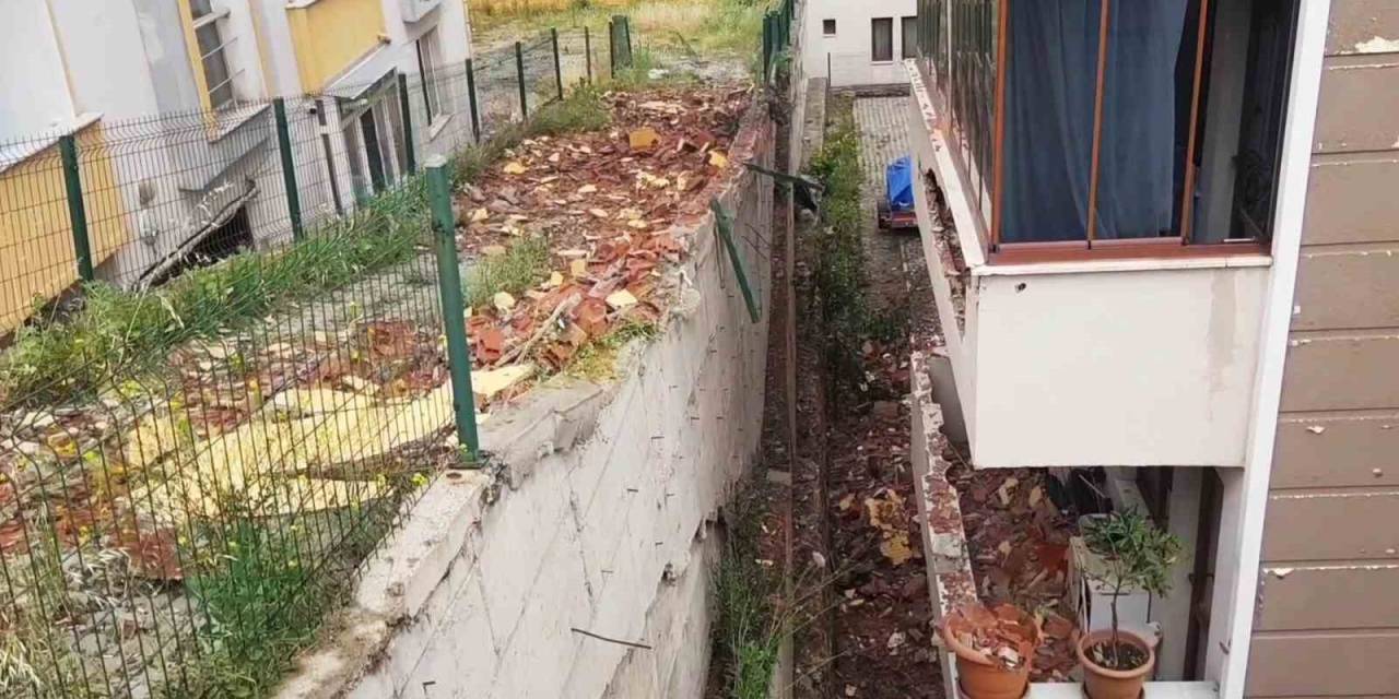 Çatı Katının Yıkılan Duvarı 3 Daireye Zarar Verdi